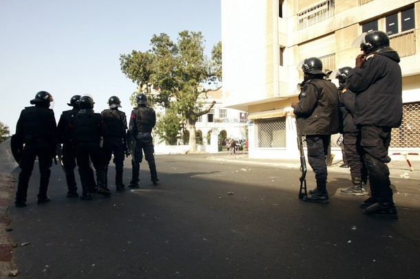 Dernière minute: Les manifestants poursuivent les policiers et comptent arriver jusqu'au commissariat