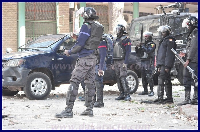 En mal de munitions, les policiers s'arment de pierres... Regardez les images!