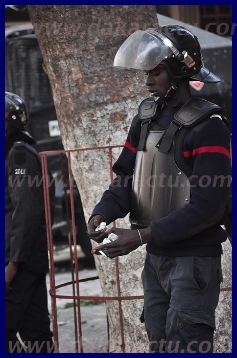 En mal de munitions, les policiers s'arment de pierres... Regardez les images!