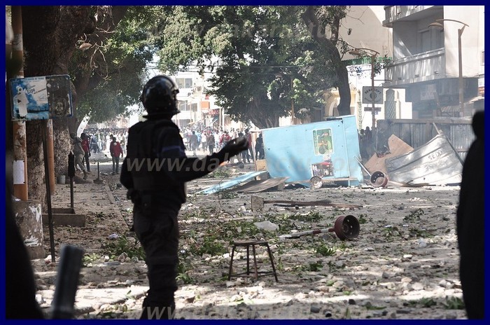 En mal de munitions, les policiers s'arment de pierres... Regardez les images!