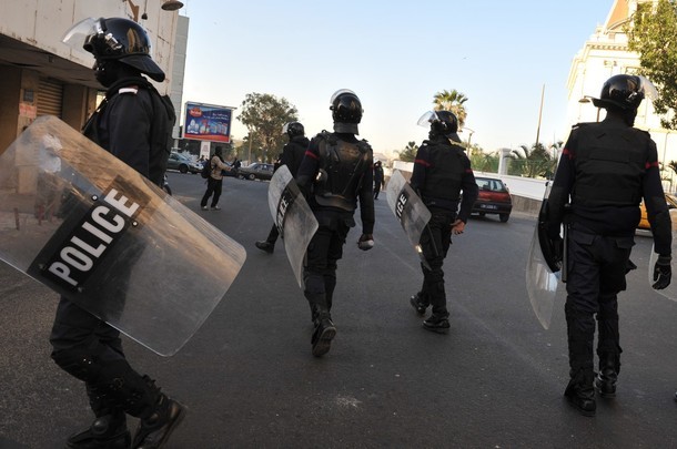 Dernière minute : à Cambérène, la police vient d'arriver et les grenades fusent de partout.