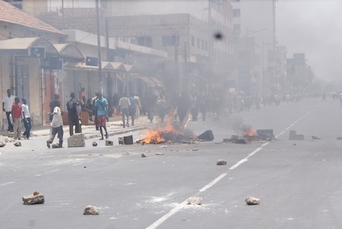 Les manifestants brûlent tout sur leur passage sur l'avenue Blaise Diagne et le rond-point de Sam