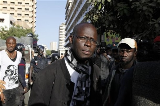 Cheikh Bamba Dièye déjoue la vigilance des forces de l'ordre pour arriver à la Place de l'Indépendance