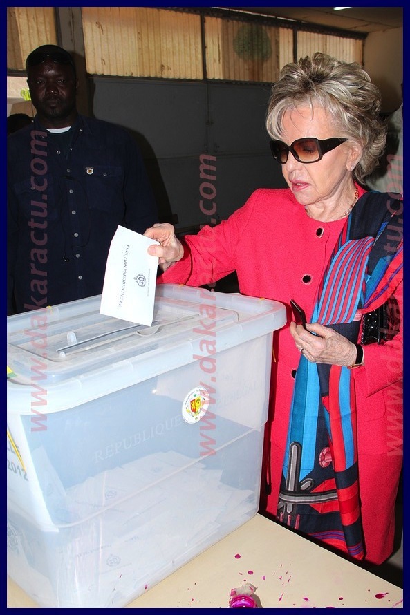 Viviane Wade vote, tirée à quatre épingles...