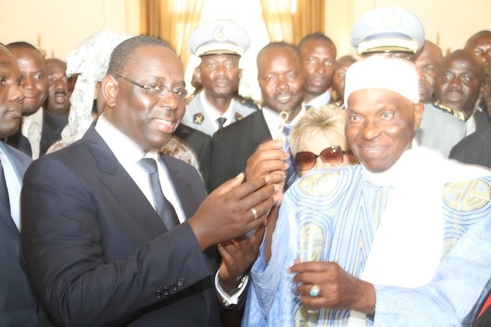 Me Wade en train de remettre la clé à Macky Sall