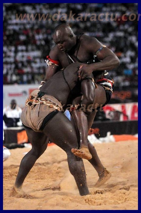 La prise de Eumeu Sene ayant abouti à la chute de son adversaire (PHOTO)