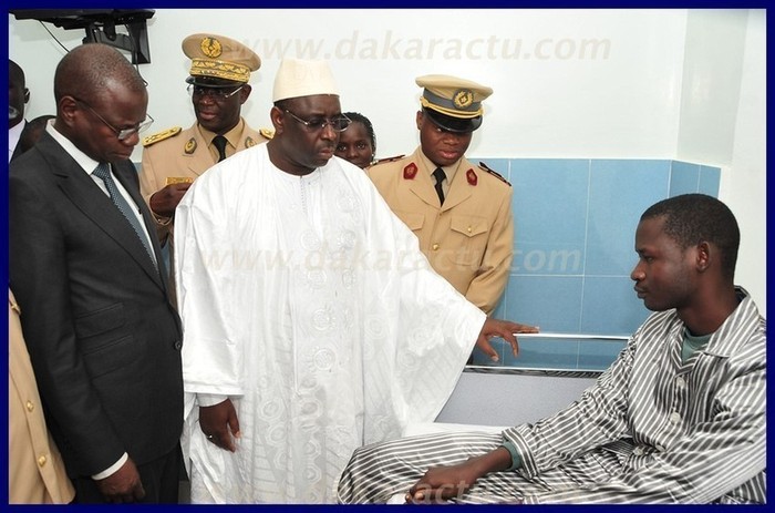 Macky Sall rend visite aux blessés militaires