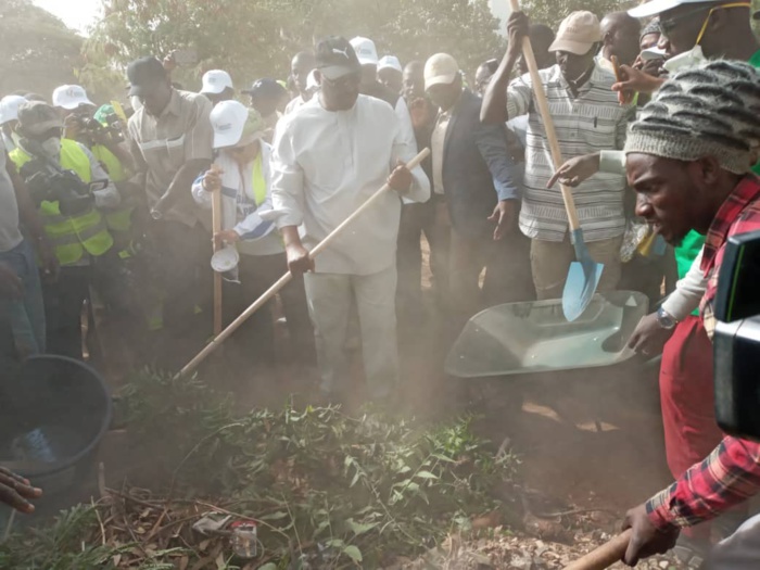 Lancement de la journée nationale de nettoiement : Le président Macky Sall donne le premier coup de balai chez lui à Mermoz...