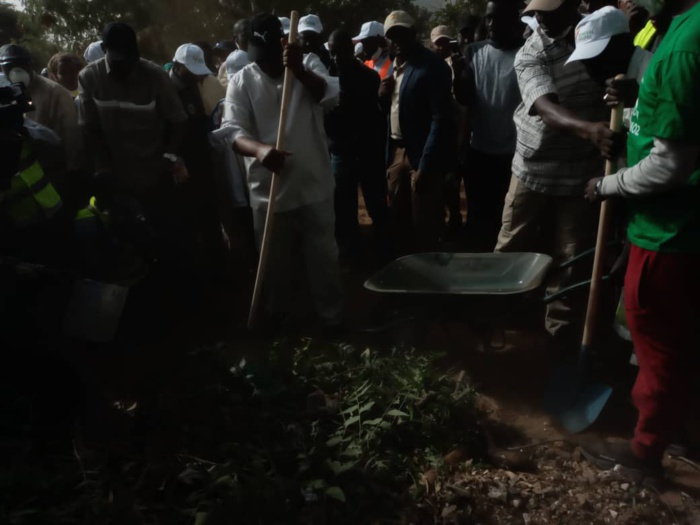 Lancement de la journée nationale de nettoiement : Le président Macky Sall donne le premier coup de balai chez lui à Mermoz...