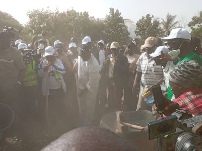 Lancement de la journée nationale de nettoiement : Le président Macky Sall donne le premier coup de balai chez lui à Mermoz...