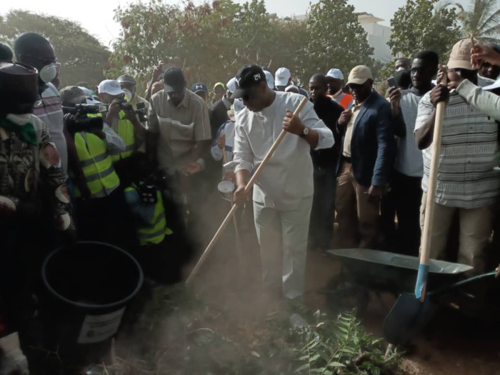 Lancement de la journée nationale de nettoiement : Le président Macky Sall donne le premier coup de balai chez lui à Mermoz...