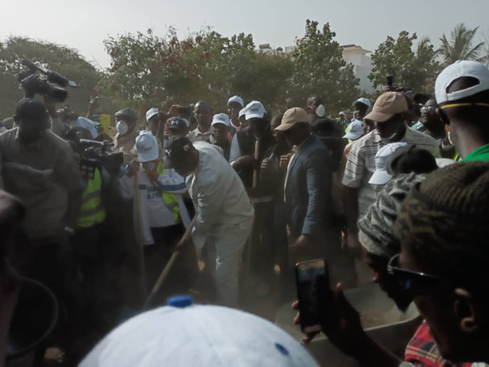 Lancement de la journée nationale de nettoiement : Le président Macky Sall donne le premier coup de balai chez lui à Mermoz...