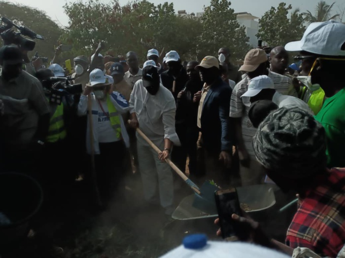 Lancement de la journée nationale de nettoiement : Le président Macky Sall donne le premier coup de balai chez lui à Mermoz...