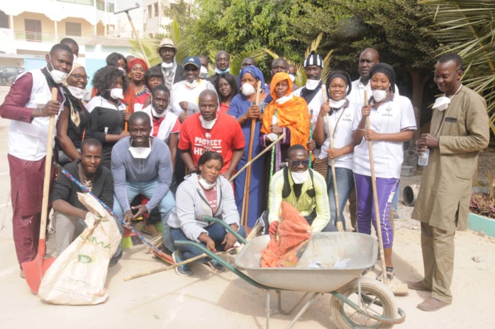 Mimi Touré en opération « Cleaning » : « Il faut que les actions citoyennes d’aujourd’hui perdurent dans le temps ».