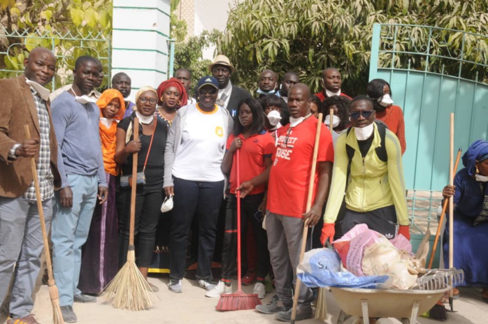 Mimi Touré en opération « Cleaning » : « Il faut que les actions citoyennes d’aujourd’hui perdurent dans le temps ».