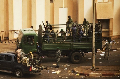 Mali: violents heurts entre putschistes et militaires loyalistes