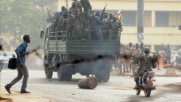 Mali: tirs nourris près du camp de forces loyalistes à Bamako