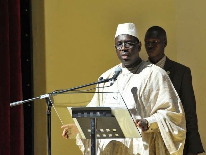 Macky Sall et Ousmane Ngom en aparté après la prière du vendredi à Mermoz.