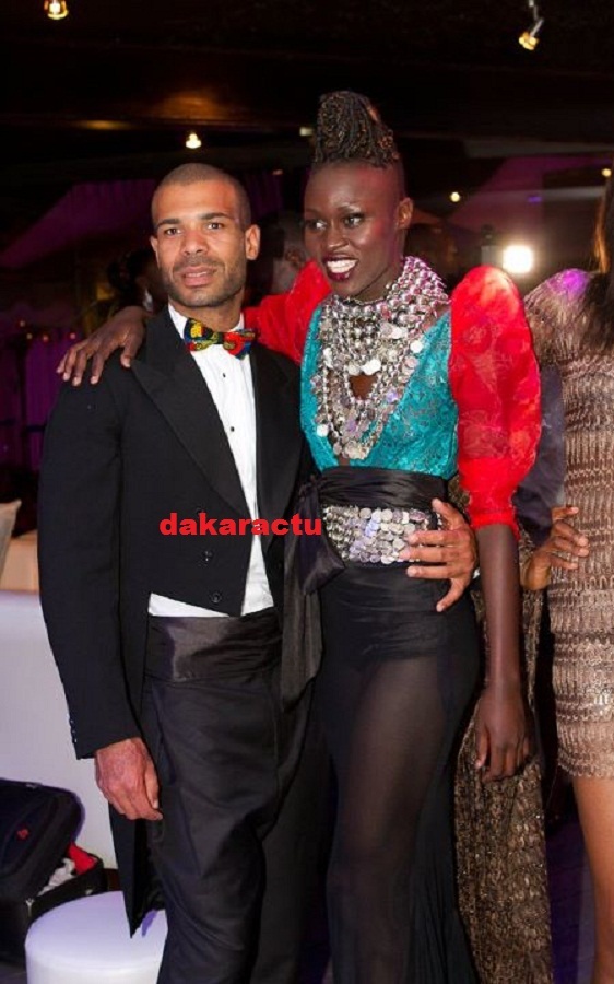 Aïcha Kara Dieng en compagnie du mannequin Parisien qui a défilé torse nu à la finale du Fashion Week