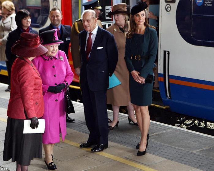 Kate Middleton et la Reine Elisabeth lors d'une cérémonie au dévoilement de la plaque Tour de l'Horloge du Leiciester