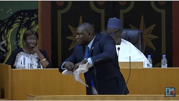 Plénières de ce ce matin : Toussaint Manga va braver les mesures prises par l’Assemblée Nationale