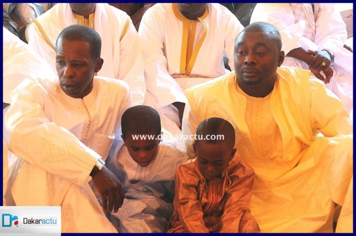 Cheikh Amar, ses enfants et son frère Kader Ndiaye, à la mosquée