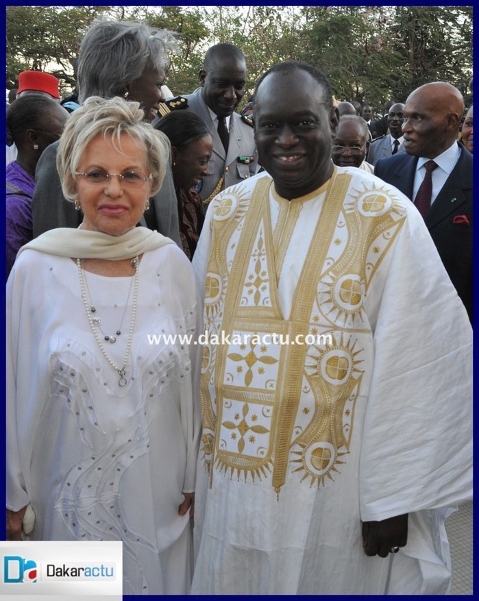 Me El hadj Diouf très content de prendre une pose avec l'ex première Dame Mme Viviane Wade