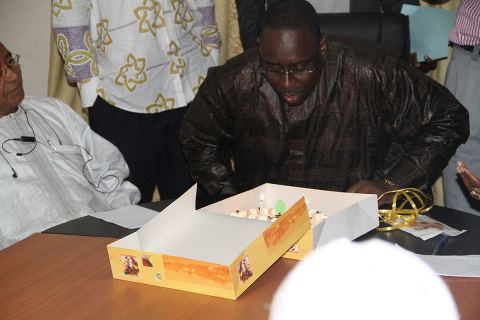 Le président de la république, Macky Sall  et son gâteau d'anniversaire