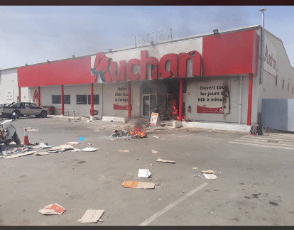 Incidences des manifestations sur Auchan : 21 magasins Auchan pillés et 1.730 employés risquent d’aller au chômage, les partenaires et fournisseurs sur le qui-vive.