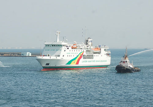 Dakar – Ziguinchor : Le Bateau  Aline Sitoé Diatta au quai pour 10 jours (Cosama)