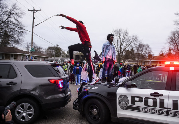 État d'urgence et couvre-feu à Minneapolis après la mort d'un jeune Afro-Américain.