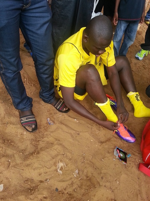 Quand le chanteur Pape Diouf se transforme au joueur de football au match de gala entre la génération consciente et ASC Ouest Foire