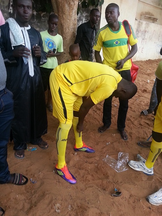 Quand le chanteur Pape Diouf se transforme au joueur de football au match de gala entre la génération consciente et ASC Ouest Foire