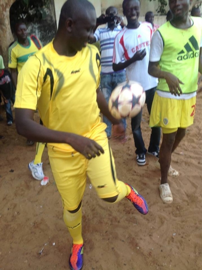 Quand le chanteur Pape Diouf se transforme au joueur de football au match de gala entre la génération consciente et ASC Ouest Foire