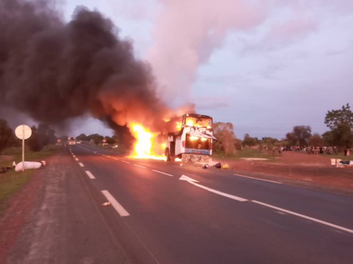 Kaolack : Un bus prend feu à l'entrée de Ngathie Naoudé.