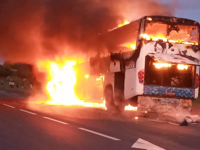 Kaolack : Un bus prend feu à l'entrée de Ngathie Naoudé.