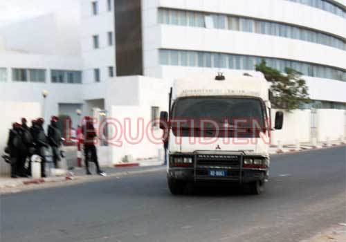 Défaillances dans le transport des détenus : Les régions écopent du pire - Cars Ndiaga Ndiaye et taxis servent de paniers à salade