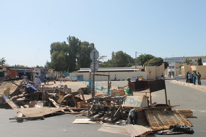 Dans sa recherche de solutions aux revendications du Saes, l'Etat a démoli les cantines devant le coud: Voici les images