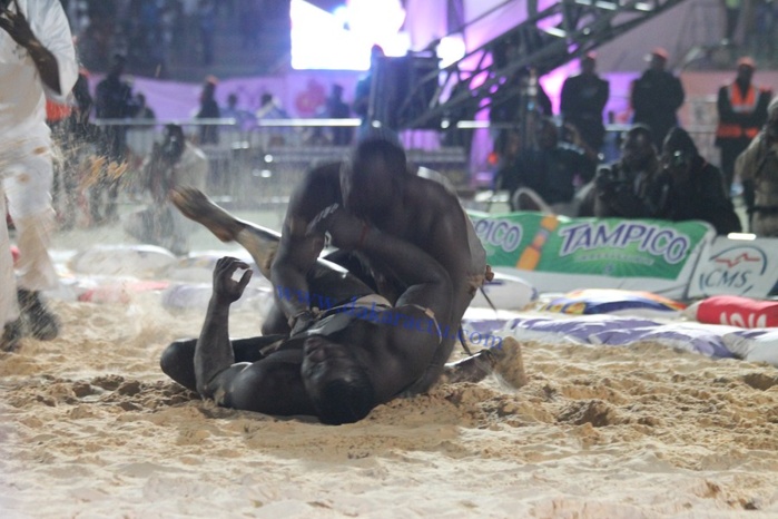 Kharagne... mais vraiment Kharagne... Lô rafle le trophée Bécaye Mbaye: Eumeu battu, les Parcelles assainies la localité de Modou lô en effervescence. Regardez la victoire de Modou Lo sur Eumeu Sène (vidéo)