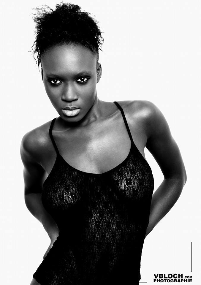 La très sexy Ebène Diop dans une robe transparente