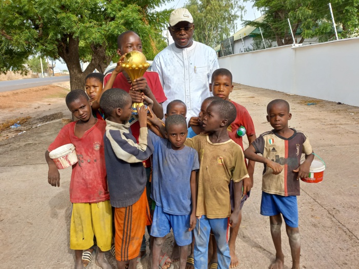 Trophy tour: De jeunes "talibé" posent fièrement avec le trophée de la CAN Cameroun 2021 devant le ministre des sports Matar Ba