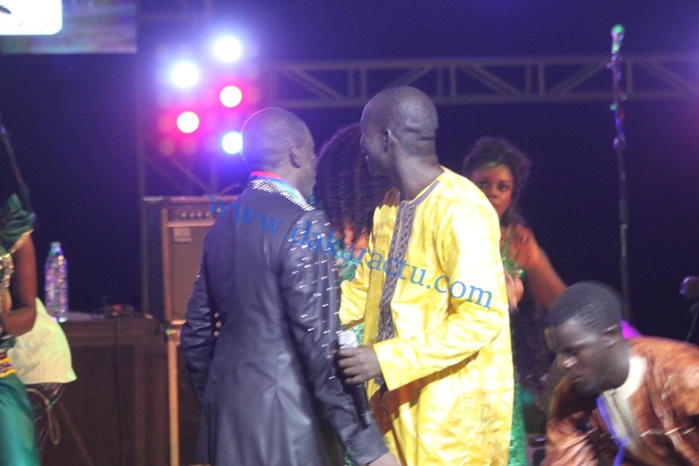  Mapenda et Ousmane Seck chantant leur frère Assane N'diaye