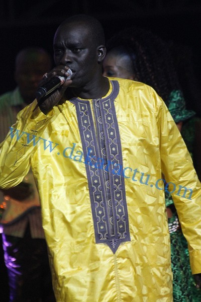  Mapenda et Ousmane Seck chantant leur frère Assane N'diaye