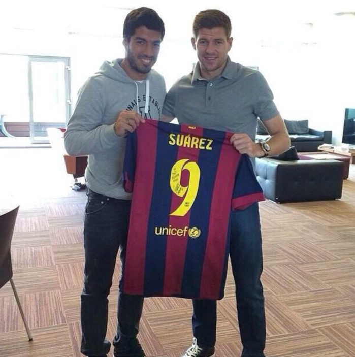 Luis Suarez offre son nouveau maillot dédicacé à son ancien capitaine Steven Gerrard