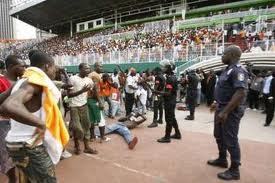 Hystérie au stade Lss : 8 petits garçons âgés entre 8 et 14 ans, blessés