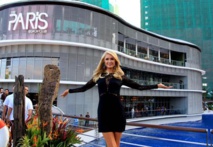 Paris Hilton: elle bosse enfin