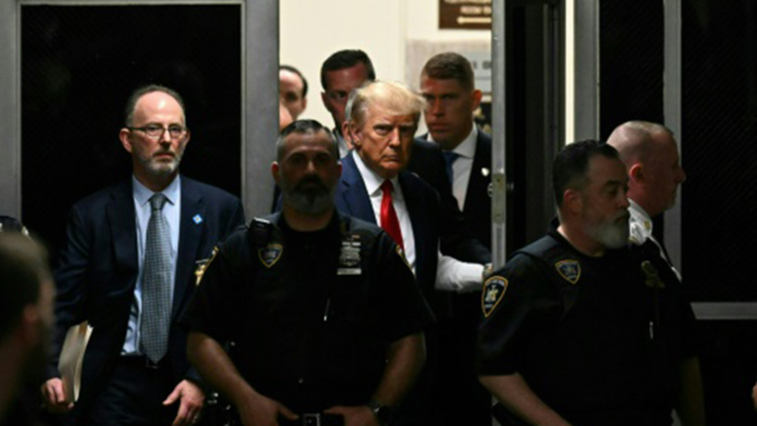 Sombre et combatif, Trump plaide non coupable devant un juge à New York