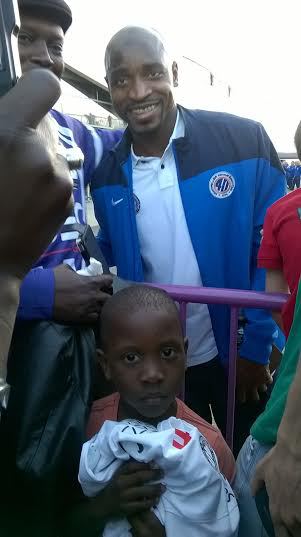 L'attaquant sénégalais Souleymane Camara pose avec les sénégalais et autres fans après le match Toulouse-Montpellier