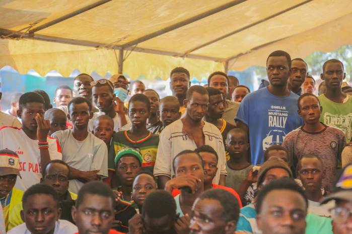 Fanzone à Tamba : Mamadou Kassé en communion avec la jeunesse, éclate de joie après la qualification des Lions en 8e !