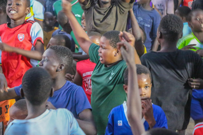 Fanzone à Tamba : Mamadou Kassé en communion avec la jeunesse, éclate de joie après la qualification des Lions en 8e !
